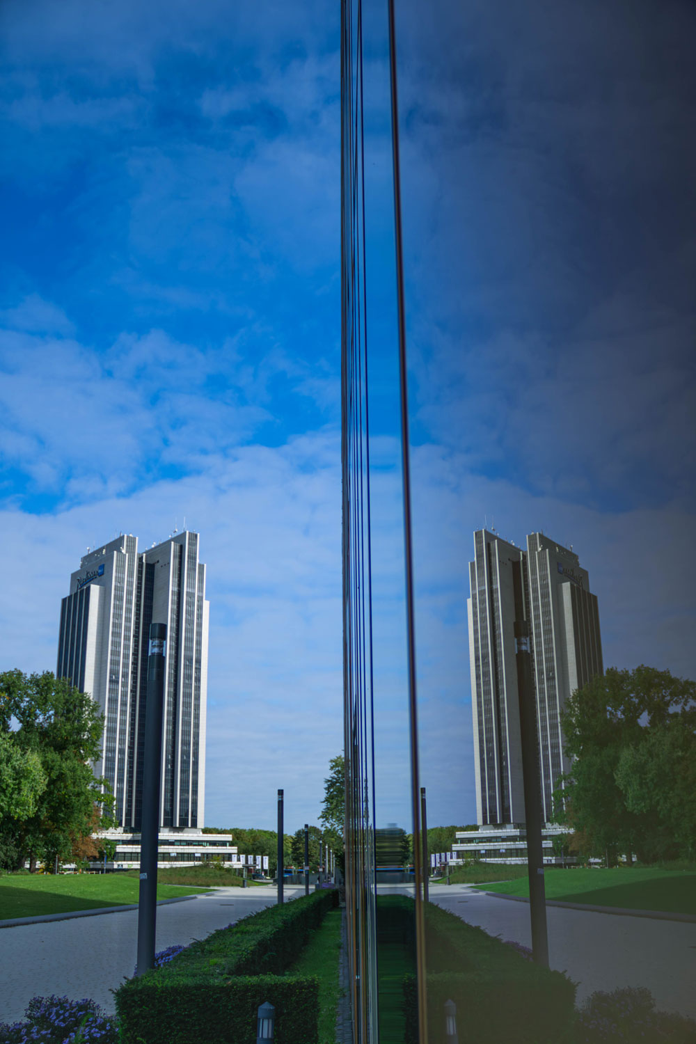 Hochhaus spiegelt sich in Fenster von anderem Gebäude